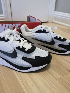 Nike Men's White and Black Air Max Solo Runner Sneakers